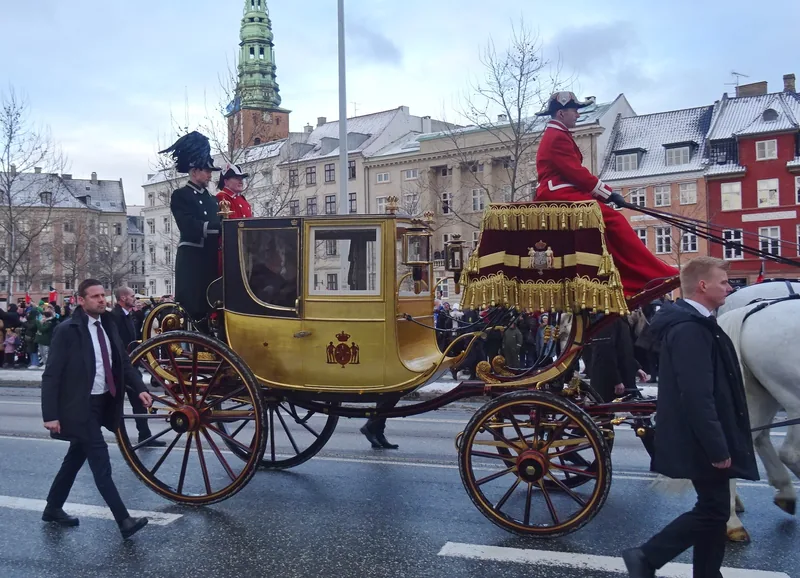 Guldkareten med Republik Nu's kryds over